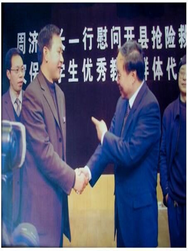 1986级李海宾（介绍：2001届体育教育专业毕业生李海宾，参加重庆开县抗洪抢险表现英勇，收到教育部周济部长接见）.jpg